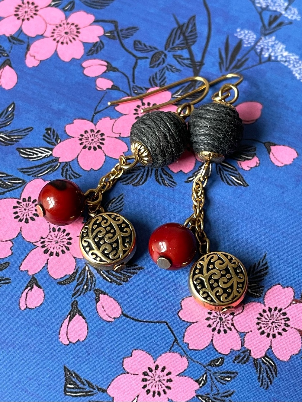 Vintage/style goldtone & mixed bead dangle earrings chain link